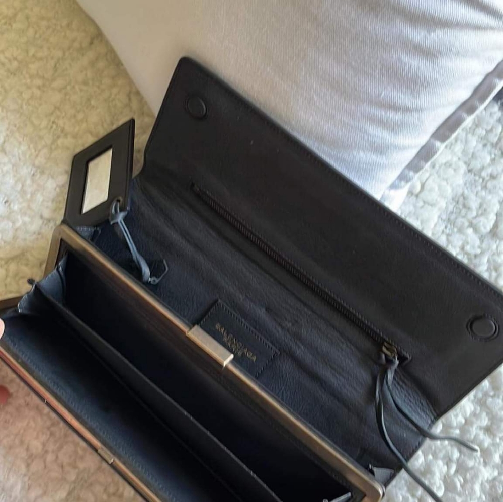 ❤️ 💲3️⃣7️⃣0️⃣ off pm Balenciaga long wallet❤️ - Picture 2 of 4